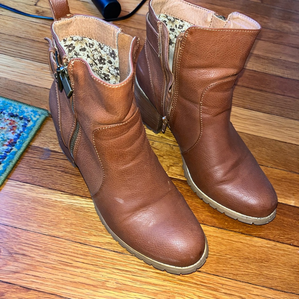 Women’s boots size 10